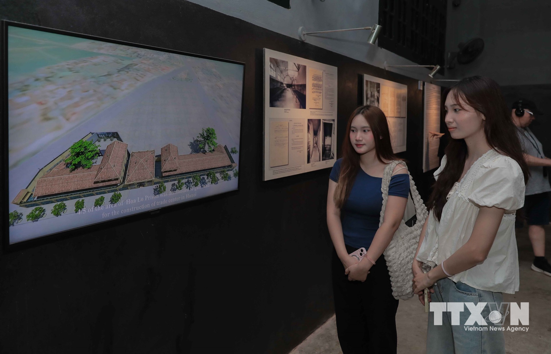 Di tích Hỏa Lò đổi mới truyền thông bằng cách kết hợp công nghệ hình ảnh, video hoạt cảnh và tư liệu số để lưu trữ, phỏng vấn nhân chứng, tối ưu hóa trải nghiệm cho người xem. (Ảnh: Phan Phương/TTXVN)